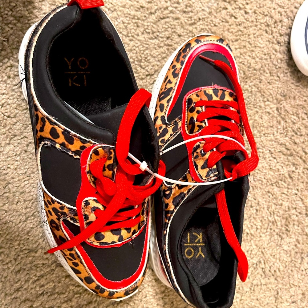 Multi color fashionable sneaker